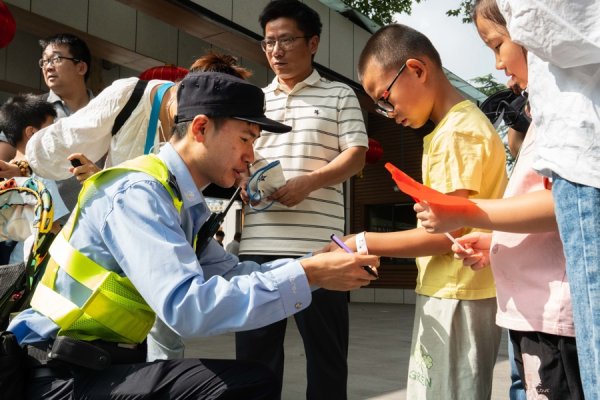盛鹏优配 长宁的人气打卡点长假期间秩序井然，背后是TA们的全天候坚守