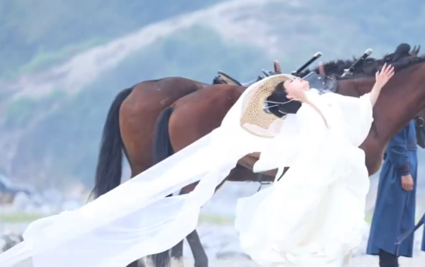 财富e99 知名女演员拍戏突发意外，纱带勒住颈部，后背着地摔伤